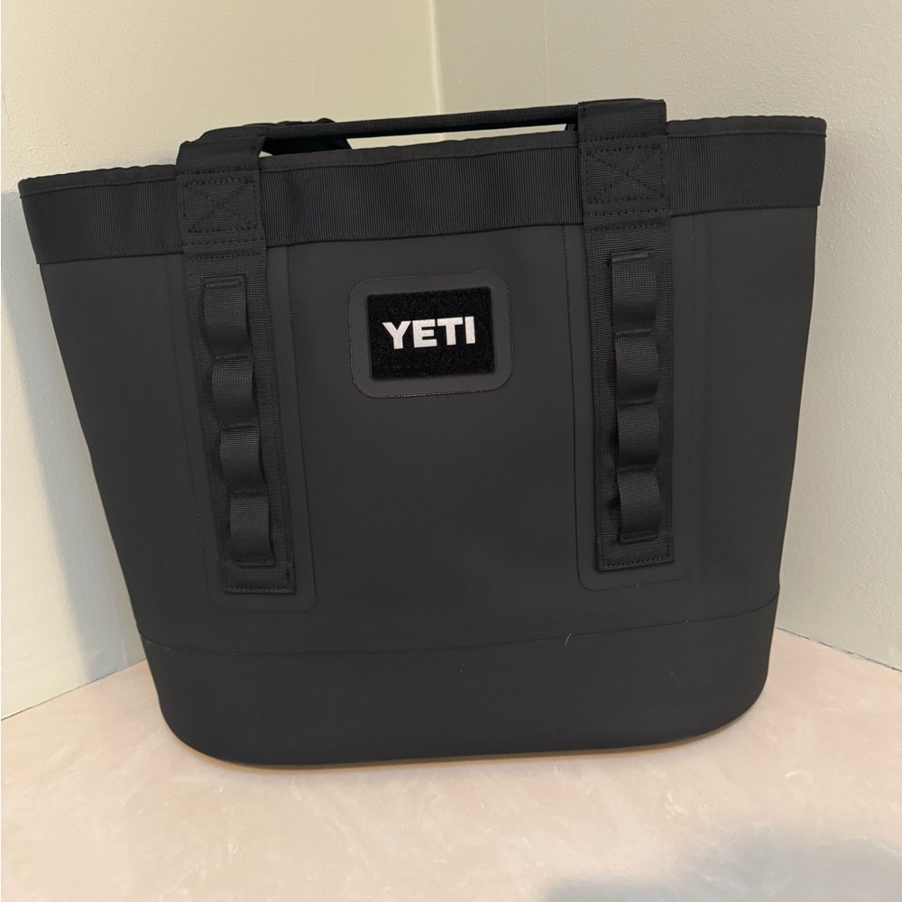 YETI Camino 35 black NWOT